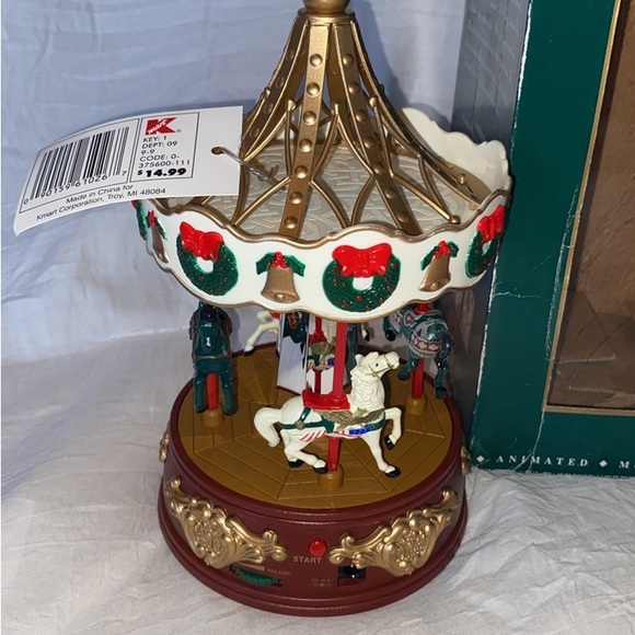 VTG Maisto Christmas Holiday Village Carousel Musical Animated Merry Go Round - Picture 3 of 11